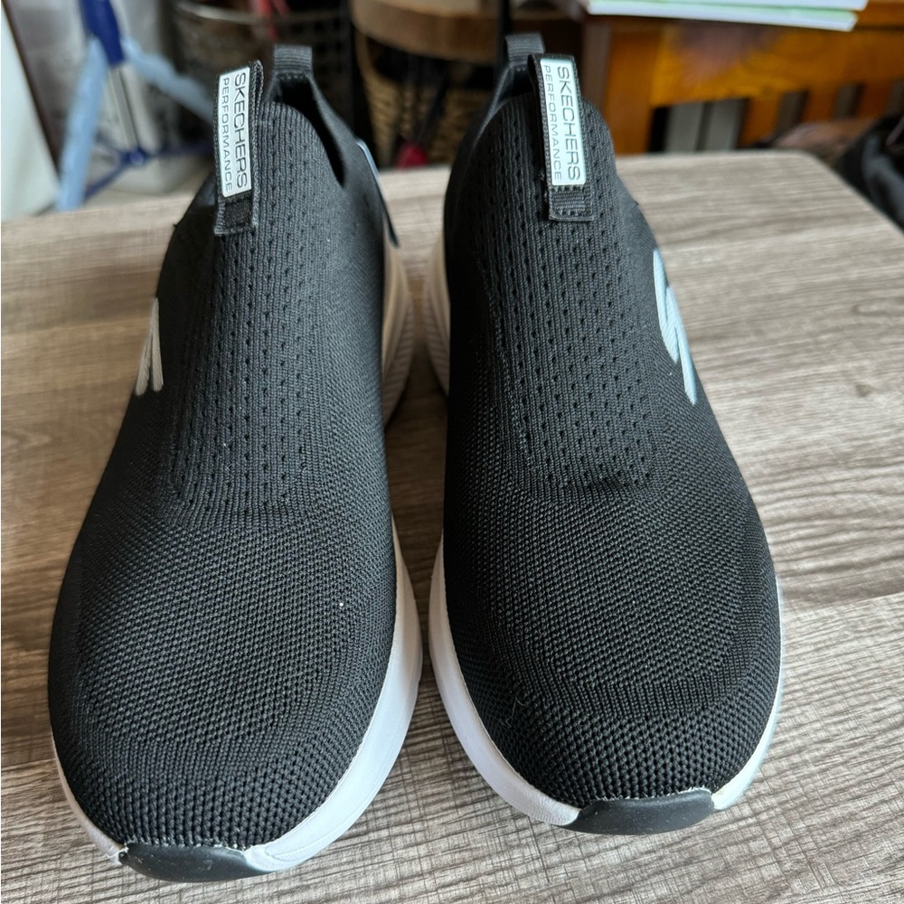 Sketchers Go Run Elevate